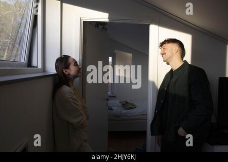 Junges Paar, das zu Hause miteinander spricht Stockfoto