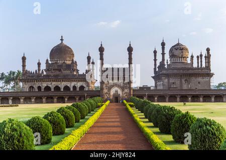 Bijapur, Karnataka, Indien : Ibrahim Rouza Mausoleum und Moschee aus dem 17. Jahrhundert, die als eines der am schönsten proportionierten islamischen Denkmäler gilt Stockfoto