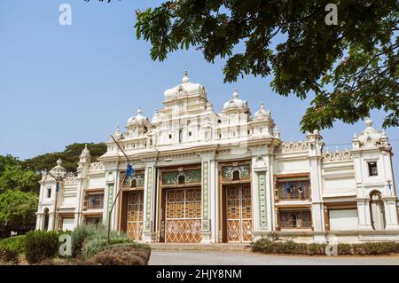 Mysore, Karnataka, Indien : Jaganmohan Palast. Erbaut 1861 von den Wodeyar Kings, beherbergt es heute die Jayachamarajendra Art Gallery. Stockfoto