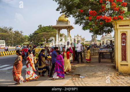 Mysore, Karnataka, Indien : Eine Gruppe von Frauen geht am Denkmal am New Statue Circle oder Chamaraja Circle Kreisverkehr am Noth-Tor von Mysore Mah vorbei Stockfoto