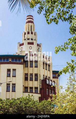 Mumbai, Maharashtra, Indien: Art-Deco-Gebäude aus der Kolonialzeit des Eros-Kinos im Churchgate-Viertel. Stockfoto