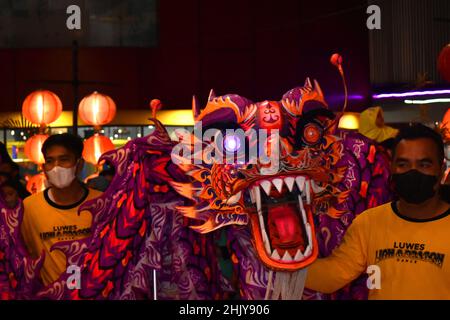 Drachentanz-Darsteller zeigen den Drachenkopf während des chinesischen Neujahrs-Festivals. Surakarta, Indonesien. Stockfoto