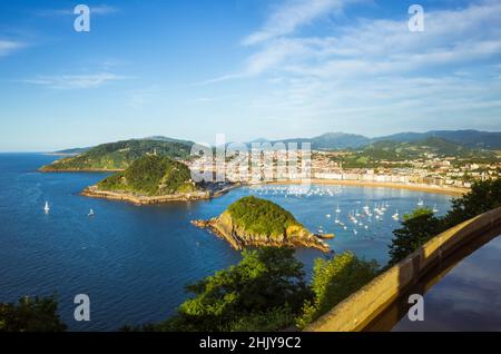 Donostia, Gipuzkoa, Baskenland, Spanien - 12. Juli 2019: Allgemeiner Blick auf die Bucht von La Concha vom Berg Igeldo aus. Stockfoto