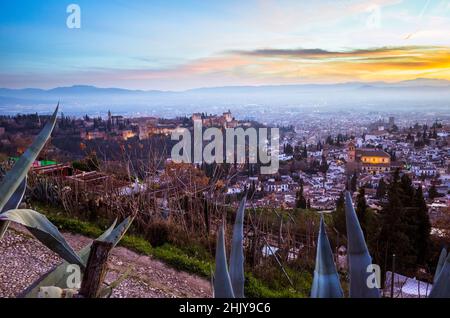 Granada, Spanien - 17. Januar 2020: Alhambra-Palast und Unesco-Liste der Albaicin-Viertel bei Sonnenuntergang vom Aussichtspunkt San Miguel Alto aus gesehen. Stockfoto