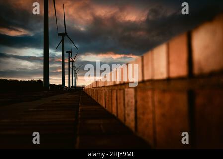 Windturbinenkraftwerk Sonnenuntergangslandschaft Stockfoto