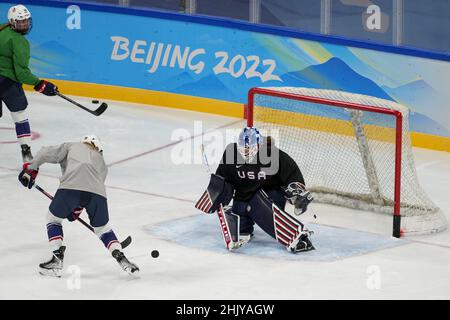 Peking, China. 01st. Februar 2022. Die Mitglieder des US-Frauenhockeyteams üben am Dienstag, den 1. Februar 2022, im Sportcenter Wukesong im Vorfeld der Olympischen Winterspiele 2022 in Peking. Foto von Paul Hanna/UPI Credit: UPI/Alamy Live News Stockfoto