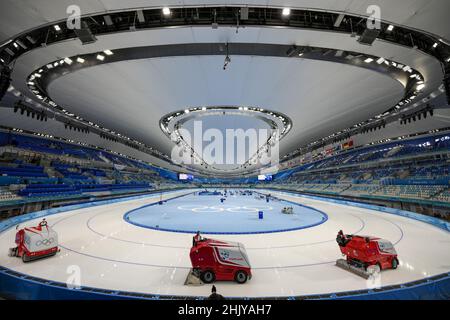 Peking, China. 01st. Februar 2022. Fahrzeuge, die das Eis wieder aufsetzen, reparieren das Eis beim National Speed Skating Oval vor den Olympischen Winterspielen 2022 in Peking am Sonntag, den 30. Januar 2022. Foto von Paul Hanna/UPI Credit: UPI/Alamy Live News Stockfoto