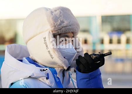 Peking, China. 01st. Februar 2022. Ein Freiwilliger hilft im Transportzentrum, das für die kalten Temperaturen vor den Olympischen Winterspielen in Peking am Dienstag, den 1. Februar 2022, gekleidet ist. Die Olympischen Spiele werden am 4th. Februar unter extremen Covid-19-Protokollen eröffnet. Foto von Richard Ellis/UPI Credit: UPI/Alamy Live News Stockfoto