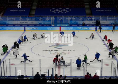 Peking, China. 01st. Februar 2022. Die Mitglieder des US-Frauenhockeyteams treffen sich im Kreis während des Trainings im Wukesong-Sportzentrum vor den Olympischen Winterspielen 2022 in Peking am Dienstag, den 1. Februar 2022. Foto von Paul Hanna/UPI Credit: UPI/Alamy Live News Stockfoto