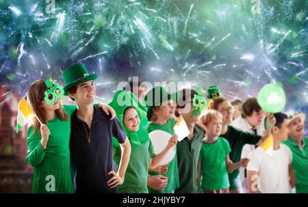 Feuerwerk und Parade am St. Patrick-Tag. Irische Partei. Eine Gruppe von Freunden und Familie feiert den Feiertag Saint Patrick in den Straßen von Dublin. Stockfoto