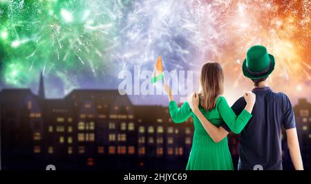 Feuerwerk und Parade am St. Patrick-Tag. Irische Partei. Eine Gruppe von Freunden und Familie feiert den Feiertag Saint Patrick in den Straßen von Dublin. Stockfoto