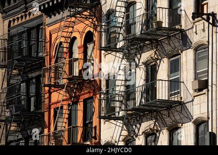 Typische Loftfassaden in Soho mit Feuerlöschern und roten Ziegeln. Manhattan, New York City Stockfoto