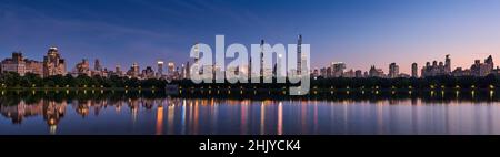 Panoramablick auf die Skyline von New York City. Manhattan Wolkenkratzer vom Central Park Reservoir at Dusk. Blick am Abend auf die Milliardärenreihe, ein super hohes Luxusgebäude Stockfoto