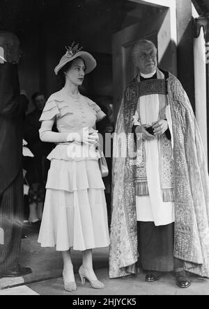 LONDON - JULI 26: Prinzessin Margaret bei der Hochzeit ihrer Freundin Miss Rachel Brand mit William Douglas Home, auf St. Peters, Eaton Square. London, am 26. Juli 1951. Quelle: The DL Archive Collection/Alamy Stockfoto