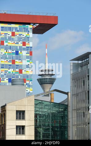 Hotel Innside (li.), Rheinturm, Bürogebäude, Speditionsstraße, Medienhafen, Düsseldorf, Nordrhein-Westfalen, Deutschland Stockfoto