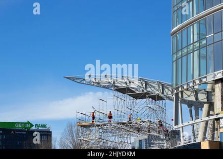 das Gebäude am warschauer Turm wird gerade gebaut. Hochwertige Fotos Stockfoto