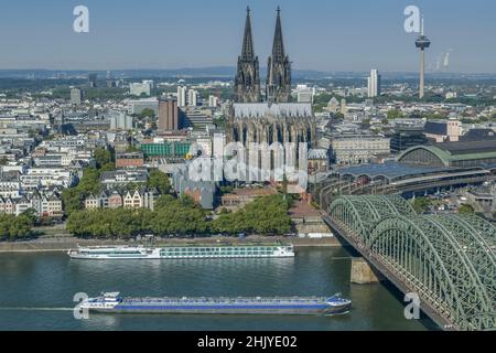 Kölner Stadtpanorama mit Dom, Altstadt, Rhein, Hohenzollernbrücke, Köln, Nordrhein-Westfalen, Deutschland Stockfoto