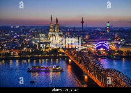 Kölner Stadtpanorama mit Dom, Altstadt, Rhein, Hohenzollernbrücke, Köln, Nordrhein-Westfalen, Deutschland Stockfoto