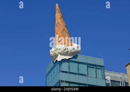 "Ausgelassene Kegel' von Claes Oldenburg, Neumarktgalerie, Neumarkt, Köln, Nordrhein-Westfalen, Deutschland Stockfoto