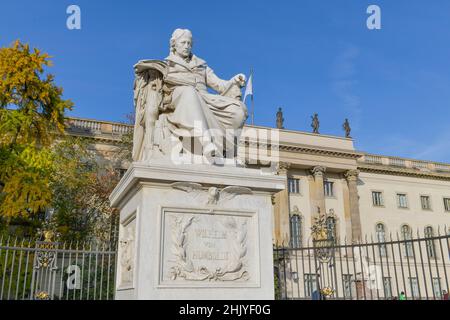 Denkmal Wilhelm von Humboldt, Hauptgebäude, Humboldt-Universität, Unter den Linden, Mitte, Berlin, Deutschland Stockfoto