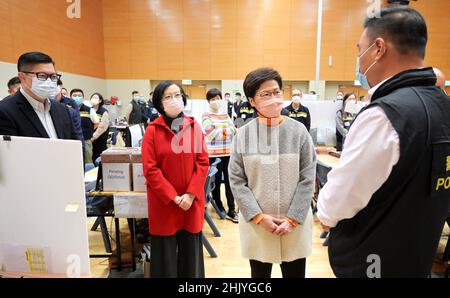 (220201) -- HONGKONG, 1. Februar 2022 (Xinhua) -- die Chefin der Sonderverwaltungsregion Hongkong (HKSAR) Carrie Lam (2nd R) besucht Mitarbeiter eines Kontaktabfindungs-Büros in Hongkong, Südchina, 1. Februar 2022. Hongkong meldete am Dienstag 129 neue Fälle von COVID-19 in den letzten 24 Stunden, laut Daten des Zentrums für Gesundheitsschutz. (Informationsdienststelle der Regierung der HKSAR/Handout über Xinhua) Stockfoto