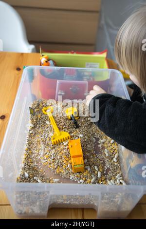 Gelbe Spielzeugautos im Korn. Hochwertige Fotos Stockfoto