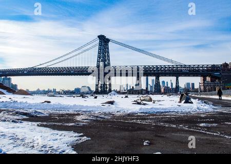 New York, New York, USA. 31st Januar 2022. Protest und Details im East River Park.Demonstranten versammelten sich im East River Park, um zu verhindern, dass Bauarbeiter Bäume abbauen, um am Projekt ESCR - East Side Coastal Resiliency voranzukommen, einem Versuch der Stadt, einen Deich zu bauen, der Hochwasserschutz gewährleisten soll.Laut öffentlichen Plänen Eine 1,2 Meilen lange Mauer mit einem abgeruteten Park über einer Fläche von 8 Fuß wird den East River säumen, was das Ausstoßen von geschätzten 1000 Bäumen entlang des Flussufers erfordert. Letztes Jahr im Dezember wurden die Cherry- und London-Platanen des südlichen Teils des Parks, ein geschnitten Stockfoto