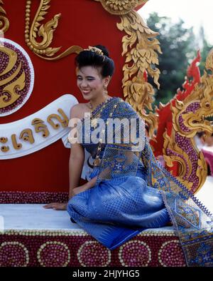 Thailand. Chiang Mai. Parade zum Blumenfest. Junge Frau Festival Königin Einreisende auf Schwimmer. Stockfoto