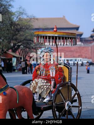 China. Peking. Die Verbotene Stadt. Junge chinesische Schauspielerin im Qing Dynastie Kostüm. Stockfoto