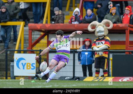 Dewsbury, England - 30. Januar 2022 - Dec Patton von Bradford Bulls startet Konvertierung während der Rugby League Betfred Championship Runde 1 Dewsbury Rams gegen Bradford Bulls im Tetley Stadium, Dewsbury, Großbritannien Dean Williams Stockfoto
