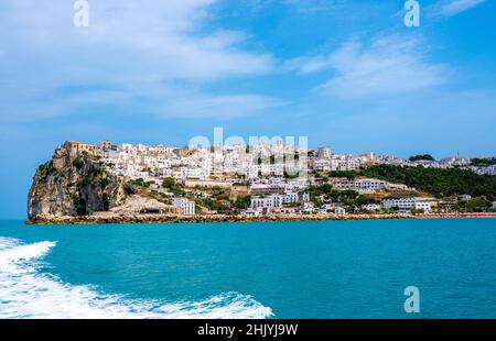 Peschici Dorf Gargano in der Region Apulien Süditalien - malerische Aussicht von der adria Stockfoto