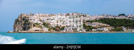 Peschici Dorf Gargano in Apulien Region Süditalien - horizontales Panorama Stockfoto