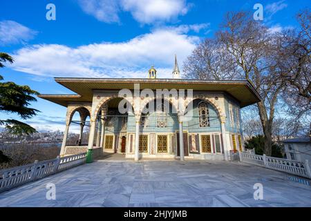 Weitwinkelansicht des Topkapi-Palastes an einem sonnigen Tag. Der Topkapi-Palast ist eine der beliebtesten Attraktionen für Touristen, die Istanbul und die Türkei besuchen. Stockfoto