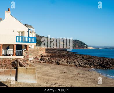 Blick vom Kingsand Beach, Cornwall über den Plymouth Sound nach Fort Picklecombe Stockfoto