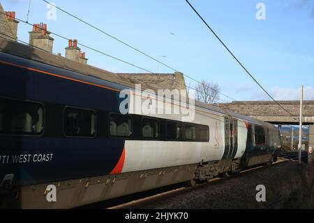 Hinten zwei Autos der Avanti West Coast pendolino, Einheit Nummer 390159, die am Montag, den 31st. Januar 2022, Carnforth auf der West Coast Main Line durchqueren. Stockfoto