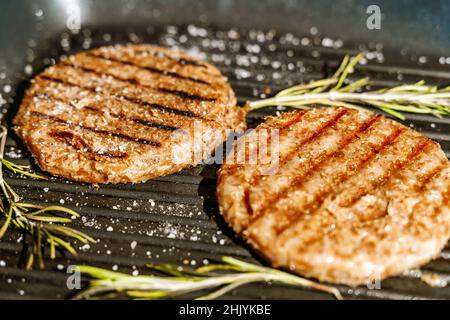 Gemüse-Cutlet wird für Gemüse-Burger gegrillt. Vegetarische Produkte aus pflanzlichem Fleischkonzept, über den Hintergrund der Küche hinaus. Hochwertige Fotos Stockfoto