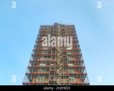 Tower Court, ein Hochhaus in Westcliff-on-Sea, komplett mit Gerüsten verkleidet Stockfoto