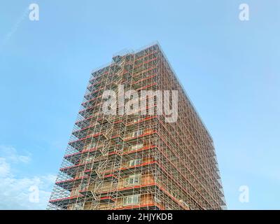 Tower Court, ein Hochhaus in Westcliff-on-Sea, komplett mit Gerüsten verkleidet Stockfoto