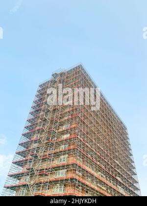 Tower Court, ein Hochhaus in Westcliff-on-Sea, komplett mit Gerüsten verkleidet Stockfoto