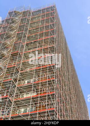 Tower Court, ein Hochhaus in Westcliff-on-Sea, komplett mit Gerüsten verkleidet Stockfoto