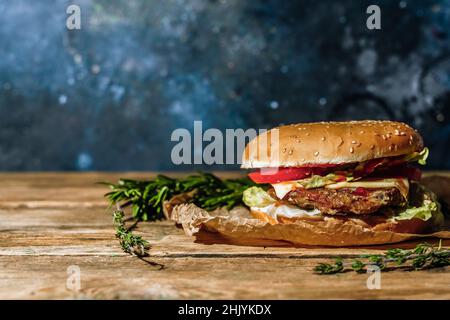 Vegetarischer Burger mit Falafel. Vegetarisches Fleisch, Gemüse-Hamburger, Gemüseschnitzel Hintergrund. Hochwertige Fotos Stockfoto