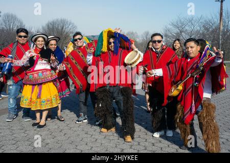 Posierte Gruppenfoto von ecuadorianischen Tänzern & Musikern im Flushing Meadows Corona Park für ein Video-Shooting. In Queens, New York City, ein sehr vielfältiger Ort. Stockfoto