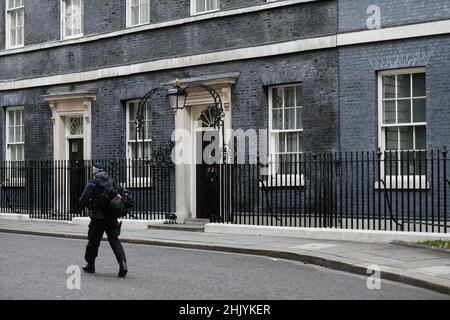 Downing Street, London, Großbritannien. 1. Februar 2022. Ein bewaffneter Polizeibeamter der Metropole passiert die Eingangstür zur Downing Street 10 während der morgendlichen Kabinettssitzung. Quelle: Malcolm Park/Alamy Live News. Stockfoto