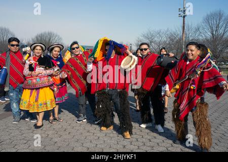 Posierte Gruppenfoto von ecuadorianischen Tänzern & Musikern im Flushing Meadows Corona Park für ein Video-Shooting. In Queens, New York City, ein sehr vielfältiger Ort. Stockfoto