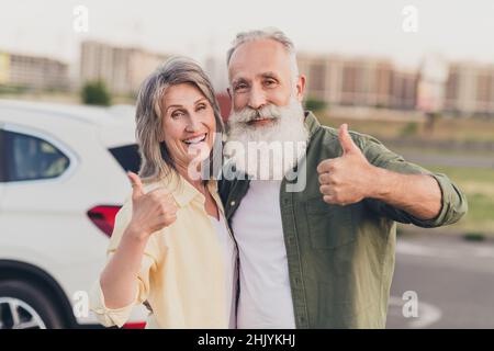 Foto von Rentner Frau Mann grauhaarige alte Menschen können thumb-up reisen draußen in der Stadt Stockfoto