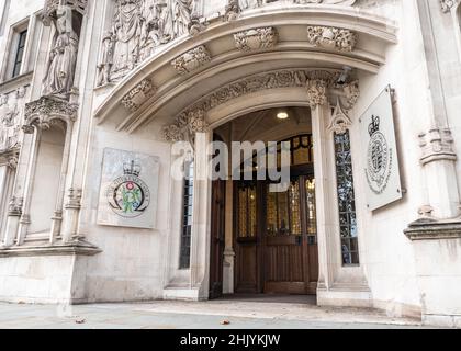 Der Oberste Gerichtshof, Westminster, London. Der aufwendig dekorierte Eingang zum Gerichtsgebäude im britischen Regierungs- und Politikviertel. Stockfoto