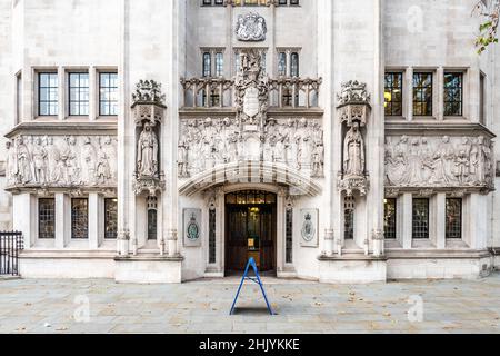 Der Oberste Gerichtshof, Westminster, London. Der aufwendig dekorierte Eingang zum Gerichtsgebäude im britischen Regierungs- und Politikviertel. Stockfoto