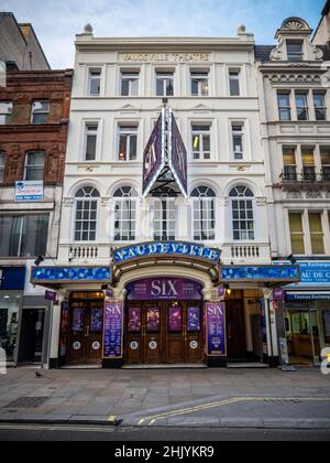 Das Vaudeville Theatre, London. The façade to the West End Theatre on the Strand mit dem Musical Six in Produktion. Stockfoto