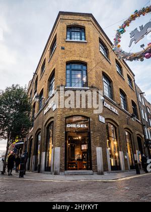 The Diesel Store, London, Großbritannien. Der Laden vor dem Designer-Modeladen im exklusiven Viertel Seven Dials im Zentrum von London. Stockfoto