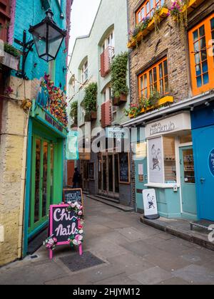 Neal's Yard, Seven Dials, London. Die skurrilen unabhängigen Geschäfte und engen Gassen des exklusiven Einkaufsviertels im Zentrum von London in der Nähe von Covent Garden. Stockfoto